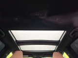 【ガラスルーフ】ガラスルーフ搭載で車内の解放感が一気にアップ!開放的なドライブをお楽しみいただけます。