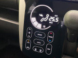 【オートエアコン】一度お好みの温度に設定すれば、車内の温度を検知し風量や温度を自動で調整。暑い&hellip;寒い&hellip;と何度もスイッチ操作をする必要はありません。快適な車内空間には必須の機能ですね♪