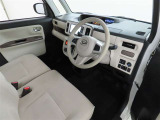 シンプルで使いやすいデザインの運転席です。