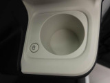 カップホルダーは運転席や助手席からちょうど手の届く位置です!!