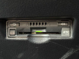 【ETC】有料道路を利用する際に料金所で停止することなく通過できる、ETC車載器(ノンストップ自動料金収受システム機器)が装備されています。セットアップを行うことで利用可能になります。
