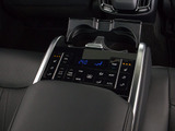 後席もVIP装備!後席センターコンソールの画像です!こちらのお車には、後席にもパワーシートが装備されています!更にオーディオなども後席から操作出来るなど豪華!ゲストに喜んで頂ける装備ですね!