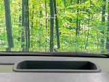 【カラーヘッドアップディスプレイ】現在の速度や走行情報をデジタル表示で運転席前方のガラスに投影!カラー付きで視認性も高く、運転中目線をずらさず必要な情報を確認できるのでとっても便利で安心!