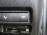 オートマチックハイビーム装備です。先行車や対向車のライトを認識し、ハイビームとロービームを自動で切り替える機能です。夜道の視界を確保します。詳細は販売店スタッフまでおたずねください。