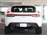 PORSCHEロゴ (マットブラック) およびテールゲートモデルバッジ (マットブラック)