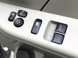 【電動格納ミラー】サイドミラーは電動格納式となっており、狭い駐車場でもキズがつくリスクを抑えられます。