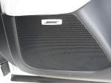 BOSEサウンドシステムを搭載。「良い音を出す」ではなく、その車種のごとに特徴を計算(車種専用設計)し、「反響音」を作り出すことによってどの座席でも自分中心で音が聴こえ、「心地よい空間」を作り出します。