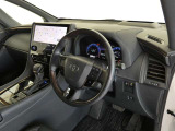 ドライバーを包み込むようなデザイン。運転していて安心感、高級感を感じられるコックピットです。