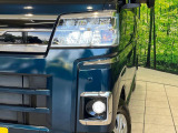 【LEDヘッドライト】悪天候や夜間走行時も良好な視界を確保し安心して運転できる高輝度LEDヘッドライトを装備!点灯速度が早く、消費電力も抑えられています。