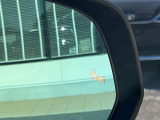 【ブラインドスポットモニター】走行中、ドアミラーの死角になりやすい箇所に後続車が接近するとサイドミラーのレンズに警告を表示!ドライバーに注意喚起をしてくれます。