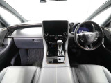 上質で落ち着いた印象のインパネ。視界も広々で運転しやすいです。