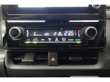 ★エアコンはオートタイプが装着済みです!オートモードにしておけば、車内温度を設定するだけで風の料や吹き出し口の切り替えを機械が行ってくれます!一年中快適な環境を作れますよ♪
