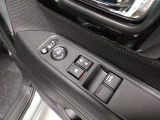 ワンタッチでドアミラーの格納が可能です!狭い車庫や立体駐車場などにオススメ!