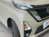 【LEDヘッドライト】悪天候や夜間走行時も良好な視界を確保し安心して運転できる高輝度LEDヘッドライトを装備!点灯速度が早く、消費電力も抑えられています。