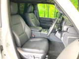 運転席まわりには十分なスペースがあり、大柄な方でもゆったり運転していただける環境です。
