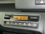 オートエアコン付きなので一度、気温を設定すれば自動的に過ごし易い温度に調整してくれますよ。 車内をいつでも快適空間にしてくれます。