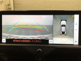 【パノラミックビューモニター(床下透過表示機能付)】クルマを上から見たような画像をディスプレイに表示し、運転席から確認しにくい箇所も確認できます。車両直下及びタイヤ付近のアンダーフロアの確認も可能です