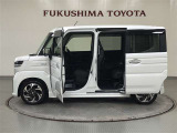 【まるごとクリーニング】シートを取り外し、車内を徹底洗浄。隅々まで丁寧に仕上げています。
