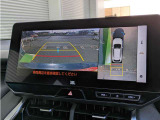 【パノラミックビューモニター】クルマを真上から見ているような映像を表示。 運転席から確認しにくい車両周囲の状況を把握できます。