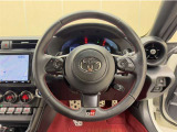 ステアリングスイッチ搭載!手を離さずに手元のスイッチでさまざまな操作が可能。運転中、視線をそらさなくても操作ができて安全です!