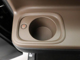 カップホルダーは運転席や助手席からちょうど手の届く位置です!!