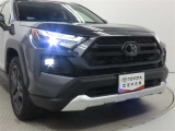 高輝度で点灯速度が速く、しかも消費電力の少ないLEDヘッドライトが装備されています!LEDの明るい光が走行中の視界の確保をサポートして、夜のドライブがより楽しく安全に運転できます♪