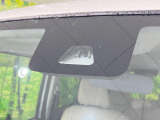 【スマートアシスト】走行中に前方の車両等を認識し、衝突しそうな時は警報とブレーキで衝突回避と被害軽減をアシスト。より安全にドライブをお楽しみいただけます。
