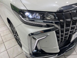 【三眼LEDヘッドライト】スタイリッシュな見た目の三眼LEDヘッドライトを装備♪スタイルだけでなく、夜間の走行も視界良好で安心してお乗りいただけます。