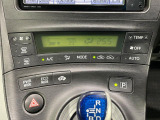 【オートエアコン】一度お好みの温度に設定すれば、車内の温度を検知し風量や温度を自動で調整。暑い&hellip;寒い&hellip;と何度もスイッチ操作をする必要はありません。快適な車内空間には必須の機能ですね♪