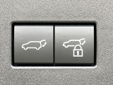 【パワーバックドア】スマートキーや運転席のボタンを押すだけでリアゲートが自動で開閉します!荷物を持っている時や、高い位置にあるバックドアを閉める際に便利な機能です♪
