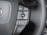 ステアリングスイッチ付きで、運転中に視線を前に向けたまま操作できます。