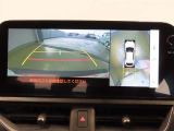 パノラミックビューモニター付きです。車両を上から見たような映像をディスプレイオーディオ画面に表示。運転席からの目視だけでは見にくい、車両周辺の状況をリアルタイムでしっかり確認できます。