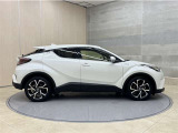 全車1年間の走行距離無制限のロングラン保証付きです。また、さらに安心をお求めの方には1年〜2年の保証延長ができる「ロングラン&alpha;保証」(有償)もお選びいただけます。