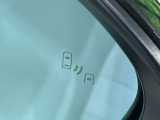 【ブラインドスポットモニター】走行中、ドアミラーの死角になりやすい箇所に後続車が接近するとサイドミラーのレンズに警告を表示!ドライバーに注意喚起をしてくれます。