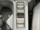 【電動パーキングブレーキ】パーキングブレーキは便利な電動式!ボタン一つで操作でき、アクセルを踏めば自動で解除されます♪レバーやペダルが無いので運転席廻りもすっきりしますね♪