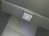 充電用USB端子付き。スマートフォンなどの充電に便利です。