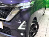 【LEDヘッドライト】悪天候や夜間走行時も良好な視界を確保し安心して運転できる高輝度LEDヘッドライトを装備!点灯速度が早く、消費電力も抑えられています。