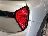 【LEDヘッドライト】先進のLEDテクノロジーを採用。放射される白色光の周波特性は太陽光に近く、バイキセノン・ヘッドライトを上回るコントラストで更に明るく輝きます!