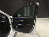 【メモリー付きパワーシート】3名までのシートポジションを記憶できるパワーシート!運転席のみ、ドアミラー・ステアリング位置も記憶可能です。高速道路などでの、運転交代時などに便利な機能です☆