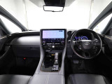 上質で落ち着いた印象のインパネ。視界も広々で運転しやすいです。
