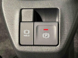 指先だけで簡単に操作が可能な電動パーキングブレーキを採用。「HOLD」スイッチを押すと、渋滞や信号待ちなどでブレーキペダルから足を離しても、ブレーキを保持するので安心です
