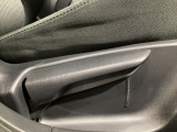 運転席にはドライバーの体型や好みに応じて前後方向だけでなく、高さの調整ができるシートリフターを装備!