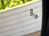 【後方車輛検知】走行中、ドアミラーの死角になりやすい箇所に後続車が接近するとサイドミラー付近に警告を表示、ドライバーに注意喚起をしてくれます。