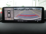 見えない部分の危険察知をサポートする360&deg;ビューモニター+フロントパーキングセンサーです。車両の前後左右にある4つのカメラを活用し、センターディスプレイの表示や各種警報音で定速走行時や駐車時に車両周