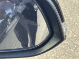 隣車線を走る車両をレーダーで検知し、ドアミラーでは確認しにくい後側方エリアに存在する車両に加え、急接近してくる車両も検知します。車両を検知するとドアミラーに搭載されたLEDインジケーターが点灯します。