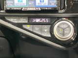 【オートエアコン】一度お好みの温度に設定すれば、車内の温度を検知し風量や温度を自動で調整。暑い&hellip;寒い&hellip;と何度もスイッチ操作をする必要はありません。快適な車内空間には必須の機能ですね♪