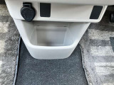 シートを外して室内をすみずみまで洗浄&消臭。ボディやタイヤはもちろん、エンジンルームまで洗浄しています。