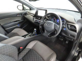 シンプルで使いやすいデザインの運転席です。