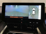 【パノラミックビューモニター】映像で、見づらい車両周辺の確認をアシスト。クルマを真上から見ているような映像を表示。 運転席から確認しにくい車両周囲の状況を把握。