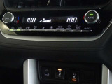 左右独立で温度コントロールができるオートエアコンを装備しています。シートヒーターも装備しています。